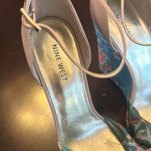 Nine West Dig Platform Chinoiserie Wedge
Sandals Sz 8 Ankle Strap Cocktail Party - Picture 4 of 10